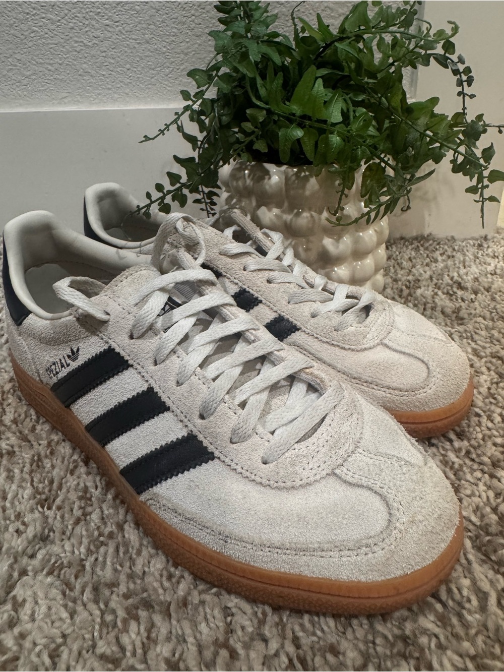 Adidas spezials 6.5 Off-White Suede Sneakers with Black Stripes and Gum Sole